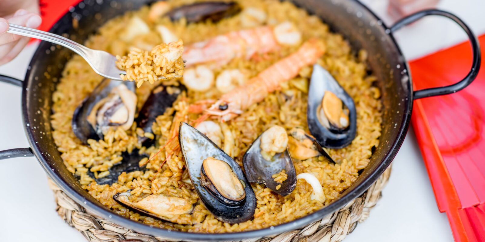 pan-with-sea-paella-dish- Traditional Spanish Dishes