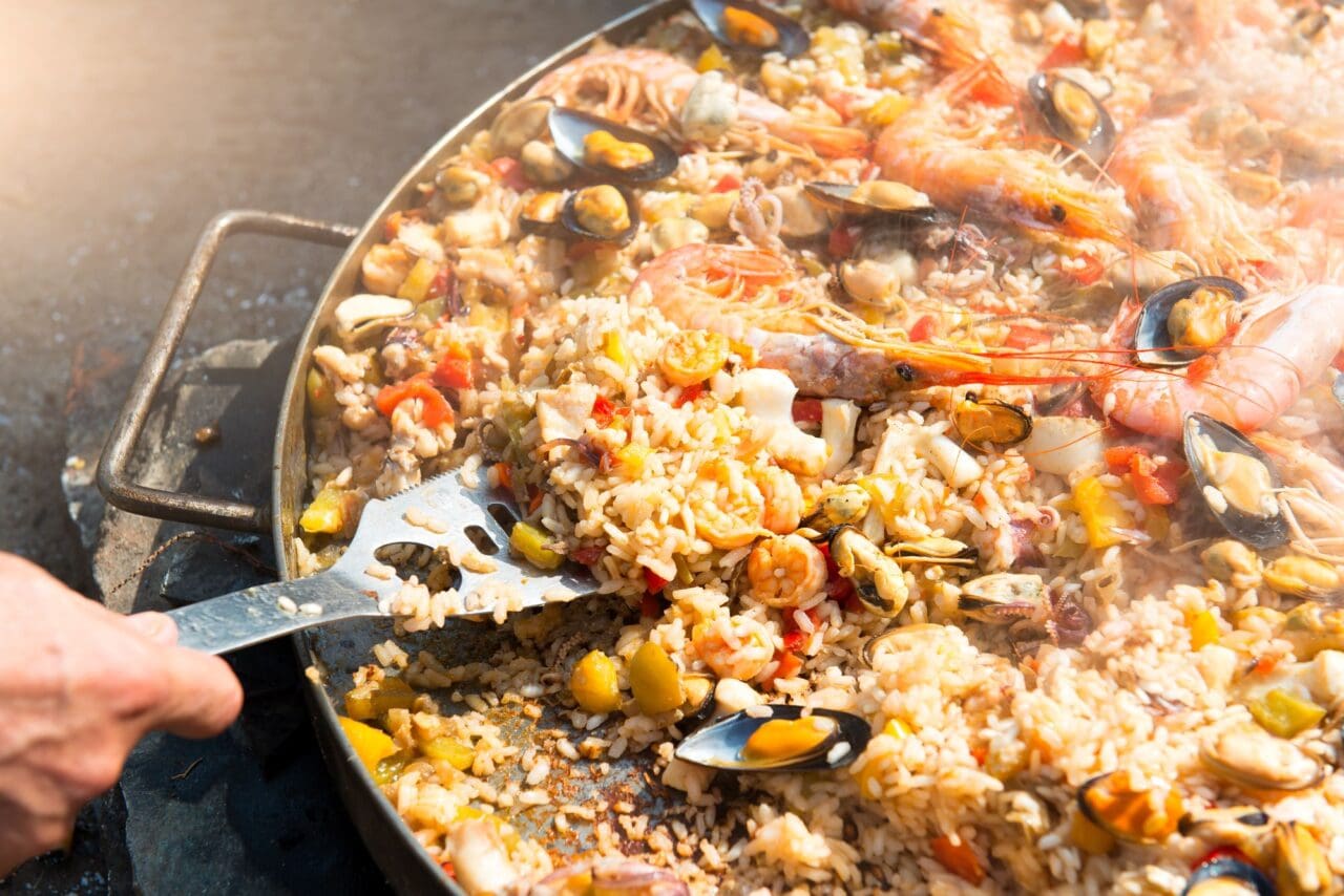 preparing-paella