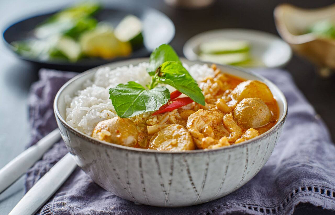 thai-massaman-chicken-curry-in-bowl-with-jasmine-rice